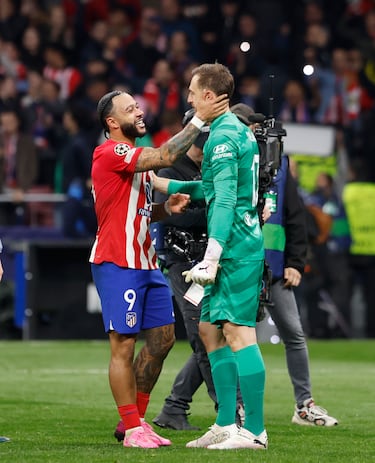 Memphis Depay, saluda al MVP del encuentro, Jan Oblak.