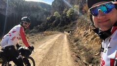 Thomas de Gendt y Tim Wellens, durante su aventura The Final Breakaway 2 en las Monta&ntilde;as Vac&iacute;as, cerca de Cuenca y Teruel.