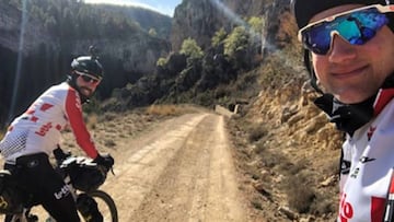 Thomas de Gendt y Tim Wellens, durante su aventura The Final Breakaway 2 en las Monta&ntilde;as Vac&iacute;as, cerca de Cuenca y Teruel.