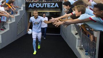 Rafinha Alcántara saluda a los aficionados del Celta durante su presentación en Balaídos en el verano de 2019.