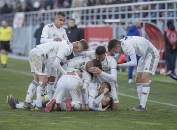 Los jugadores del Real Madrid juvenil celebran uno de los goles al Atl&eacute;tico en los octavos de final de la UEFA Youth League 2018-2019.