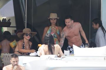 Leo Messi, Luis Su¨¢rez y Cesc F¨¢bregas han disfrutado de un d¨ªa en barco por la costa de Ibiza. Los tres jugadores se encuentran de vacaciones antes de la vuelta al trabajo.