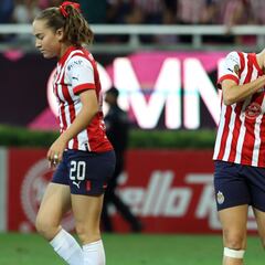 Chivas golea a Cruz Azul y amarra el liderato