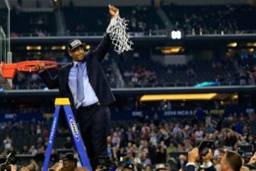 Kevin Ollie, el entrenador de los Connecticut Huskies, se lleva un buen recuerdo después de ganar la final.