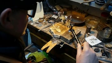 Matrimonio reiventa uno de los ‘oros negros’ de la minería y lo transforma en joyas: giro total al negocio