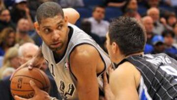Tim Duncan intenta marcharse de Nikola Vucevic.
