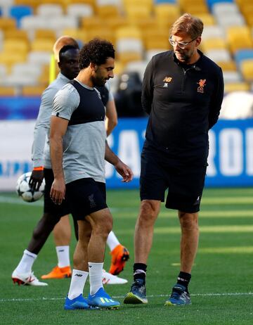 El Liverpool entrena en el Olímpico de Kiev