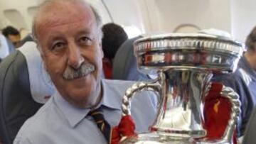 DEP53. MADRID, 02/07/2012.- El seleccionador espa&ntilde;ol, Vicente del Bosque, posa con la copa de campeones de la Eurocopa 2012, en el avi&oacute;n que traslad&oacute; al equipo espa&ntilde;ol desde Kiev a Madrid, tras imponerse en la final de la competici&oacute;n europea a Italia por 4-0. EFE/Juan Carlos C&aacute;rdenas