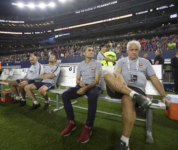 Ernesto Valverde en el banquillo del AT&T Stadium.