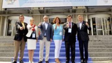 Ana Botella junto al presidente de la candidatura Madrid 2020, Alejandro Blanco (3i); la consejera delegada internacional de la candidatura, Theresa Zabell (2i); el consejero delegado de Madrid 2020, Víctor Sánchez (2d); el miembro español del COI José Perurena (i) posando hoy en la ciudad suiza de Lausana.
