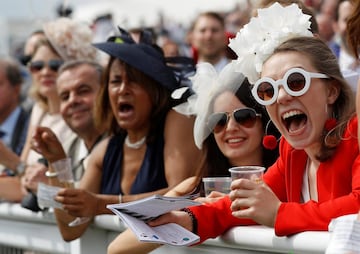 Baile de sombreros en el "Ladies Day" de Epsom