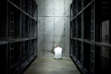 La administración Trump deportó el pasado 31 de marzo a El Salvador a 17 personas acusadas de pertenecer a las organizaciones criminales Tren de Aragua y MS-13. La deportación se produce en el marco de un acuerdo entre Washington y El Salvador para trasladar allí a los inmigrantes que según la administración americana pertenecen a grupos delictivos pese a que dos fallos judiciales prohibieran las deportaciones exprés basadas en la Ley de Enemigos Extranjeros.