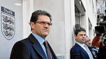 <b>PRESIÓN. </b>Fabio Capello rodeado de cámaras y micrófonos el día de su presentación como seleccionador de Inglaterra.