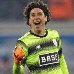 Ochoa y Standard golean al Genk y aspiran al título en Bélgica