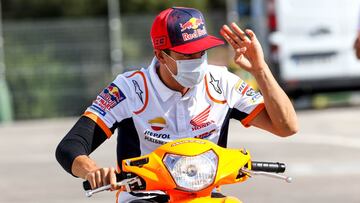 Marc Márquez con una scooter en el GP de Andalucía.