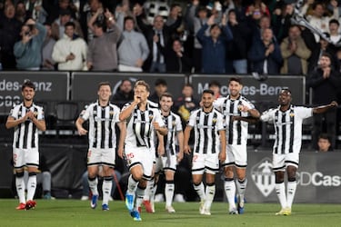 Golazo desde fuera del área, para iniciar el camino de la victoria del Castellón, ante el Almería. Así marcó el veterano centrocampista, el que fue, su primer gol con la camiseta del equipo orellut.