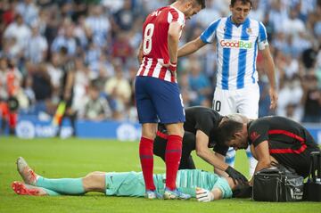  Oblak atendido en el terreno de juego después de recibir un tremendo golpe 