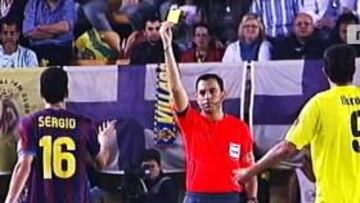 <b>SIN DUDAS. </b>Momento en el que Teixeira, mirando a Busquets, le muestra la segunda amarilla.