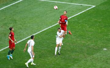 Cristiano Ronaldo lo intenta de cabeza.
