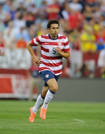 El delantero de padres mexicanos deslumbró en la MLS, por lo que se ganó el llamado a la Selección de los Estados Unidos, con la que incluso disputó la Copa del Mundo de Sudáfrica 2010.