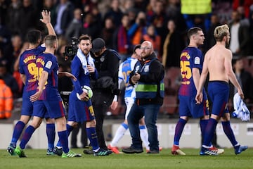 Messi con el balón del hat-trick.