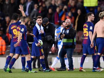 Messi con el balón del hat-trick.