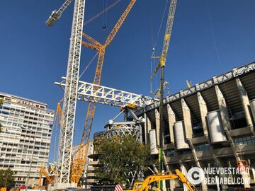 En el exterior, el estadio del Real Madrid sigue rodeado de gr¨²as trabajando sin descanso para tener el nuevo feudo blanco a punto.