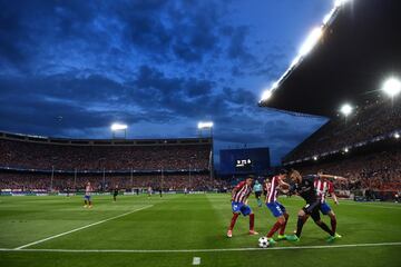 Con 2-0 en apenas 15 minutos, Isco apagó la esperanza rojiblanca con un tanto al filo del descanso. El gol del malagueño vino precedido de una maravillosa obra de arte en una baldosa: se fue de tres defensas atléticos (Godín, Giménez y Savic) antes de asistir a Kroos. El tiro del alemán fue despejado por Oblak, pero dejó franco el remate a Isco.