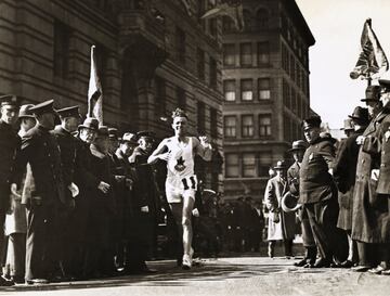 Boston se corri車 por primera vez en abril de 1897, motivada por la vuelta de la marat車n como disciplina ol赤mpica en los primeros Juegos de la edad moderna que tuvieron lugar un a?o antes. Es la marat車n m芍s antigua que se celebra de forma continua. La primera edici車n tuvo 39,4 kil車metros. En sus primeros a?os se trat車 de un acontecimiento local, pero pronto comenz車 a tomar fama y se convirti車 en la carrera anual m芍s antigua del mundo. En 1924 el recorrido se ampli車 hasta los 42,195 kil車metros. El 迆nico a?o que no se celebr車 fue en 2020, por la pandemia. Y tristemente es recordada su edici車n de 2013 por el atentado que ocurri車 en la l赤nea de meta.