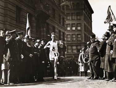 Boston se corrió por primera vez en abril de 1897, motivada por la vuelta de la maratón como disciplina olímpica en los primeros Juegos de la edad moderna que tuvieron lugar un año antes. Es la maratón más antigua que se celebra de forma continua. La primera edición tuvo 39,4 kilómetros. En sus primeros años se trató de un acontecimiento local, pero pronto comenzó a tomar fama y se convirtió en la carrera anual más antigua del mundo. En 1924 el recorrido se amplió hasta los 42,195 kilómetros. El único año que no se celebró fue en 2020, por la pandemia. Y tristemente es recordada su edición de 2013 por el atentado que ocurrió en la línea de meta. 