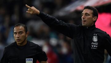 Argentina's coach Lionel Scaloni gestures during the South American qualification football match for the FIFA World Cup Qatar 2022 between Argentina and Venezuela at La Bombonera stadium in Buenos Aires on March 25, 2022. (Photo by Juan Mabromata / AFP)