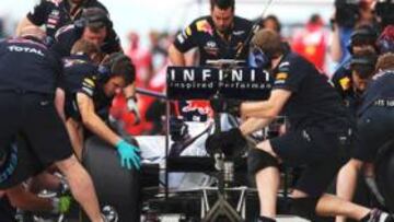 <b>MUCHO TRABAJO. </b>En Red Bull se tuvieron que emplear a conciencia para que Vettel dispusiera de su RB7 con plena capacidad y así poder firmar la pole en Hungaroring.
