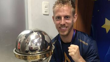 Dani Nieto, posa con el trofeo de camp&eacute;on de la Copa Sudamericana.