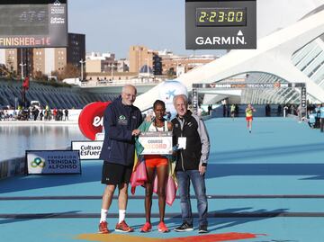 Ashete Dido se proclamó vencedora de la maratón en la categoría femenina gracias a un tiempo de 2.21:12. 