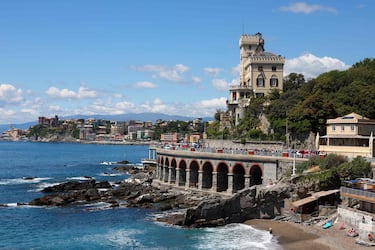 El pelotón durante la quinta etapa del Giro entre Génova y Lucca.