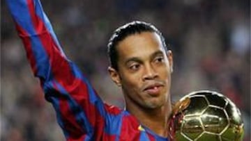 <B>AGRADECIDO.</B> Ronaldinho ha dedicado el trofeo a sus compañeros y a la afición.