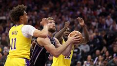 Domantas Sabonis, ala-pívot de Sacramento Kings, avanza ante Jaxson Hayes y Taurean Prince, de Los Angeles Lakers.