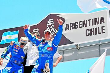 2010. Carlos Sainz y Lucas Cruz ganan la 31ª edición del Dakar, segunda vez consecutiva en América del Sur, disputada en Chile y Argentina con el Volkswagen Race Touareg II.