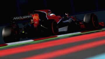 Fernando Alonso con el McLaren en Bakú.