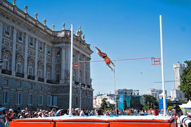 La Plaza de Oriente acogió ayer las pruebas de salto con pértiga de la Primera División del Europeo por países de atletismo que se disputa en Madrid. En la imagen, la española Mónica Clemente en su salto de 4,30 metros, con la majestuosa fachada del Palacio Real de fondo. Sin duda, un escenario imponente que dio atractivo a la competición.