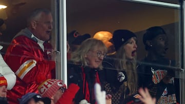 As the Chiefs take on the Eagles in Super Bowl LIX, Taylor Swift was in the box to support boyfriend and Chiefs TE Travis Kelce with a fabulous group.