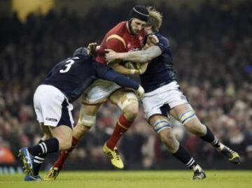 Luke Charteris of Wales entre Willem Nel y Jonny Gray.