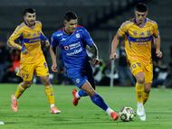 Soccer Football - Liga MX - Semi Final - First Leg - Cruz Azul v Tigres UANL - Estadio Olimpico Universitario Mexico 1968, Mexico City, Mexico - December 3, 2025 Cruz Azul's Gabriel Fernandez in action with Tigres UANL's Juan Brunetta and Angel Correa REUTERS/Henry Romero