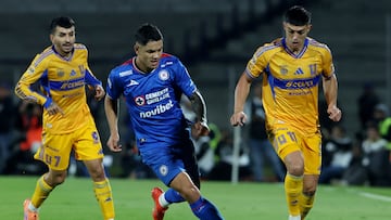 Soccer Football - Liga MX - Semi Final - First Leg - Cruz Azul v Tigres UANL - Estadio Olimpico Universitario Mexico 1968, Mexico City, Mexico - December 3, 2025 Cruz Azul's Gabriel Fernandez in action with Tigres UANL's Juan Brunetta and Angel Correa REUTERS/Henry Romero