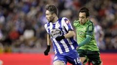 El lateral portugu&eacute;s del Deportivo de La Coru&ntilde;a Luisinho (i) escapa con el bal&oacute;n ante el chileno Orellana, del Celta, durante el partido de Liga en Primera Divisi&oacute;n que est&aacute;n disputando esta noche en el estadio de Riazor, en A Coru&ntilde;a. EFE/Cabalar