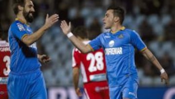 Borja celebra con Colunga el segundo gol del Getafe.