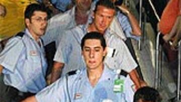 <b>LOCURA POR BECKS</B>. El primer viaje oficial de Becks con el Madrid provocó indignación en la expedición. En Barajas hubo roces entre los miembros de seguridad (siete para David).