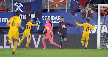 Eibar and Atlético Madrid in the rain