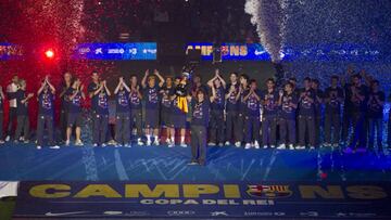 Carles Puyol levanta la Copa del Rey conquistada por el Barcelona en 2012.
