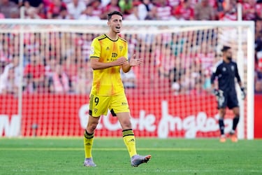 La situación del Mirandés es crítica en este momento, con sólo dos puntos sumados de 18 posibles. Sin embargo, el equipo de Anduva tiene motivos para creer y el primero de ellos tiene nombre y apellido: Raúl García. El ariete, a pesar de la derrota ante el Granada, sumó su cuarto gol de la temporada con un tanto de quilates. Precioso regate y mejor ejecución.